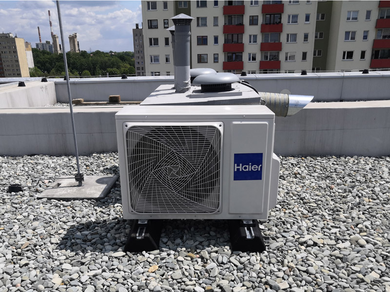 Zamontowana jednostka klimatyzatora na dachu w Chrzanowie